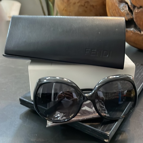 FENDI BIG LENS SUNGLASSES BLACK - Picture 5 of 5
